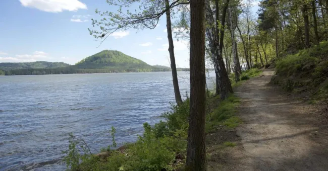 Co dělat u Máchova jezera?