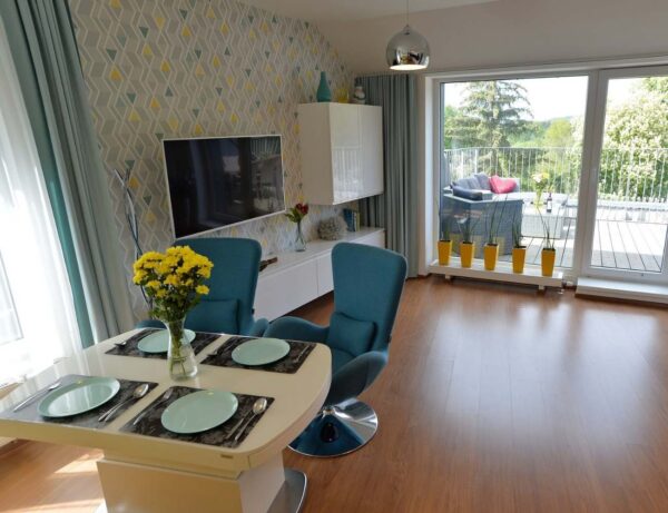 Jídelní kout a obývací pokoj