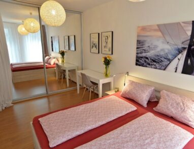 Luxusní ložnice se zrcadlovou stěnou